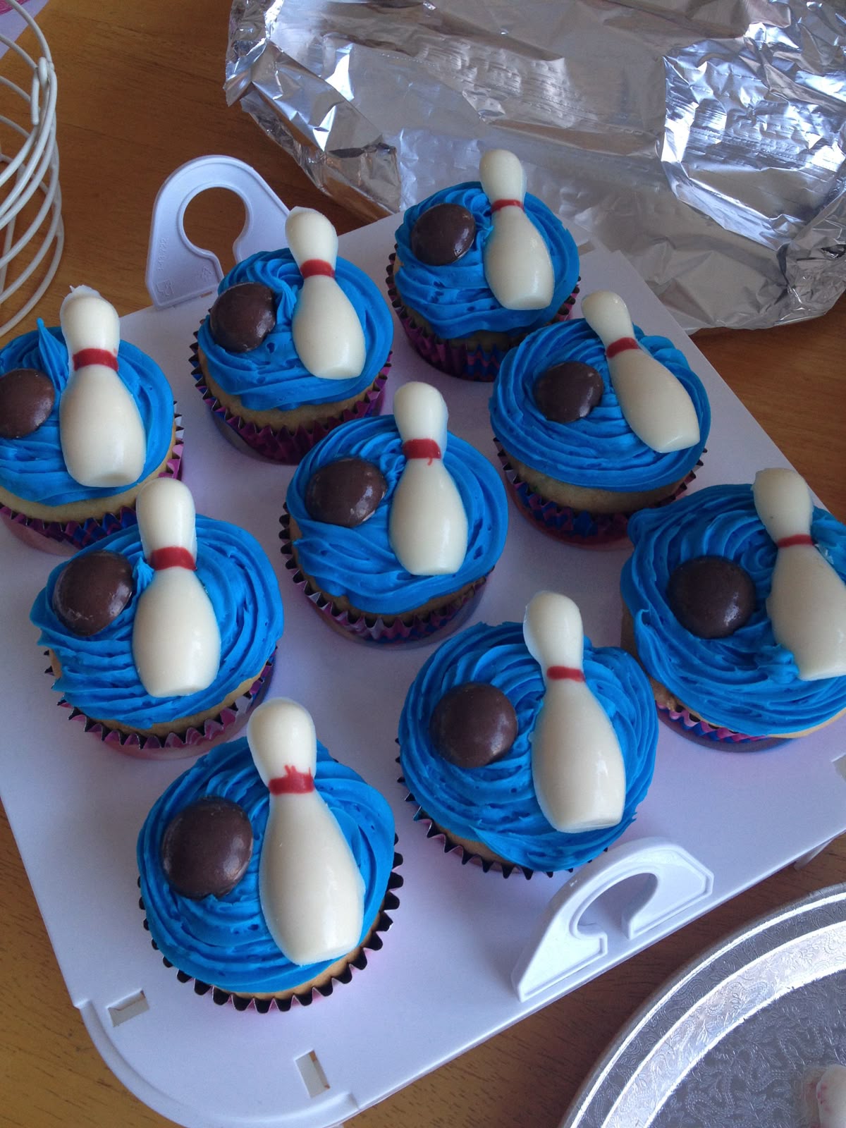 Bowling Cup Cakes V8